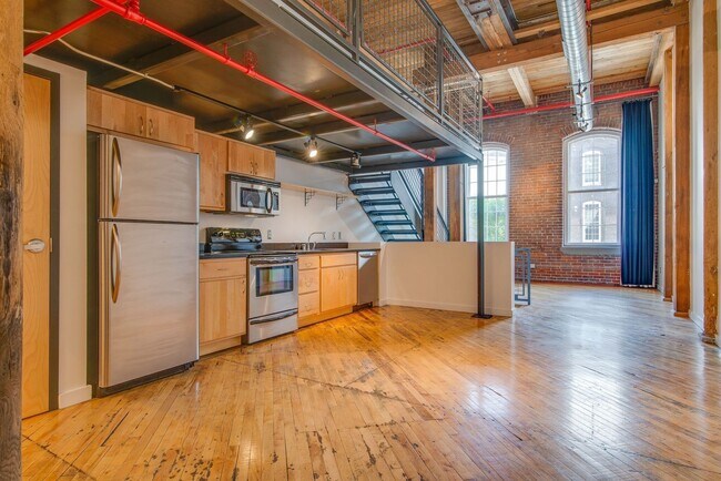 Foto del edificio - Expansive Historic Loft in the Heart of Germantown