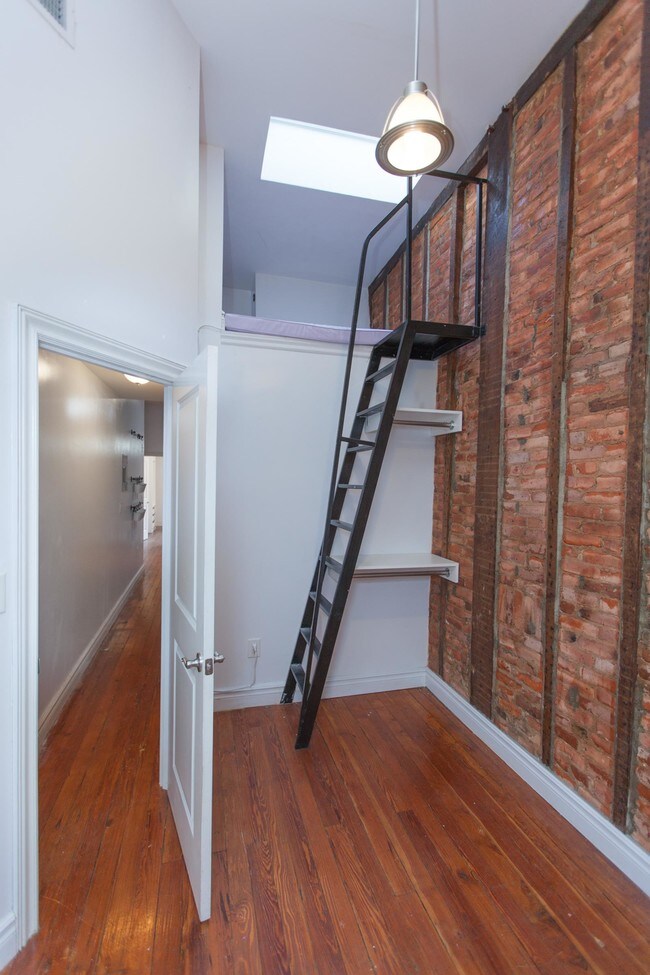 Building Photo - 204 Kent Street