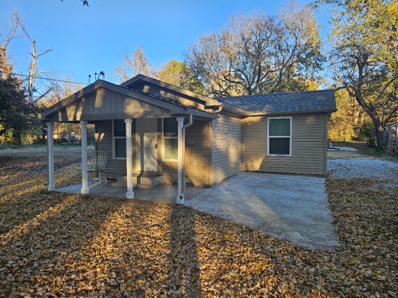 Primary Photo - 2518 N Weller Ave
