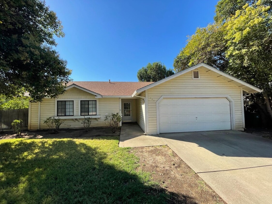 Primary Photo - Beautiful 3 Bedroom 2 Bath Home in Excelle...