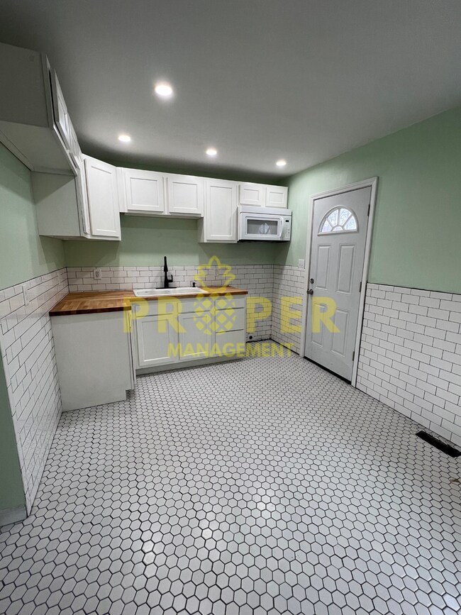 Foto del edificio - 3 bedrooms 1 bathroom house