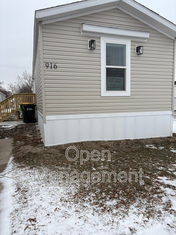 Building Photo - 825 1st Ave E