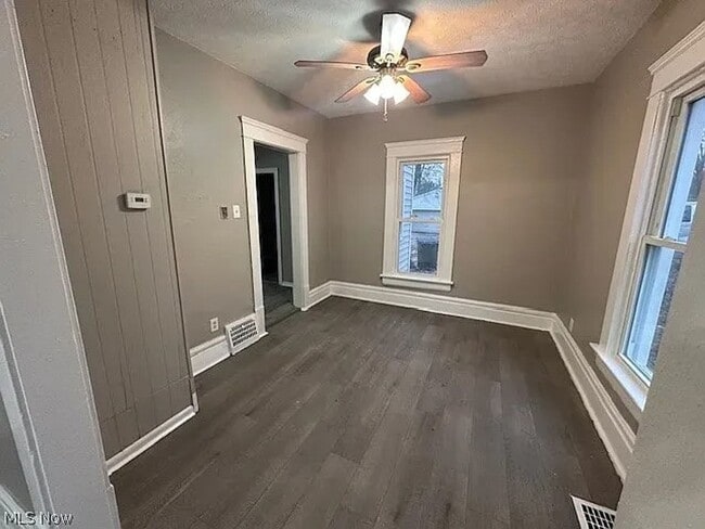Foto del edificio - Spacious 4-Bedroom Home in Cleveland