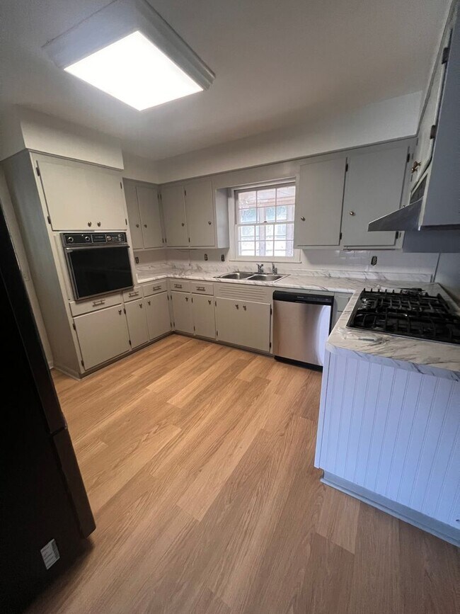 Building Photo - 115 Simmons Rd