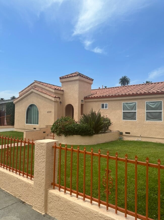 Building Photo - 2711 S Palm Grove Ave
