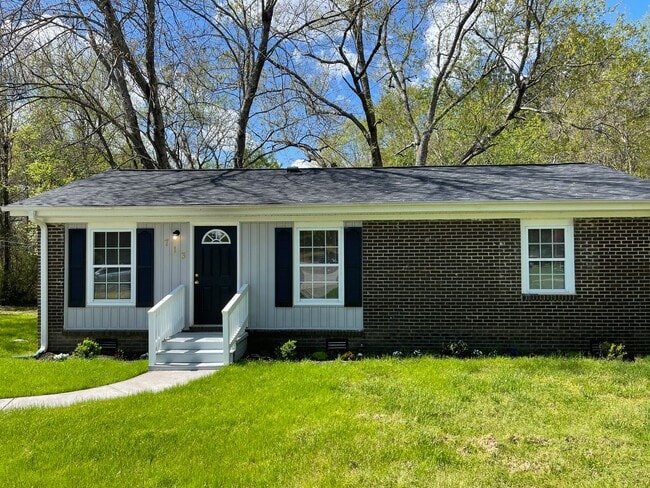 Building Photo - DISTRICT 6 - 3 bedroom - Tour today!