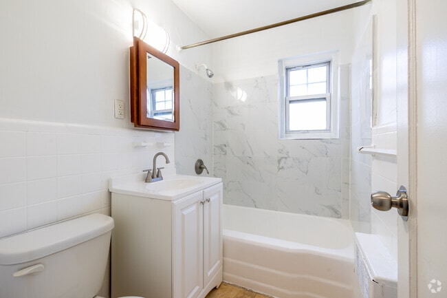 2BR, 1BA - 800SF - Bathroom - Rutgers Arms