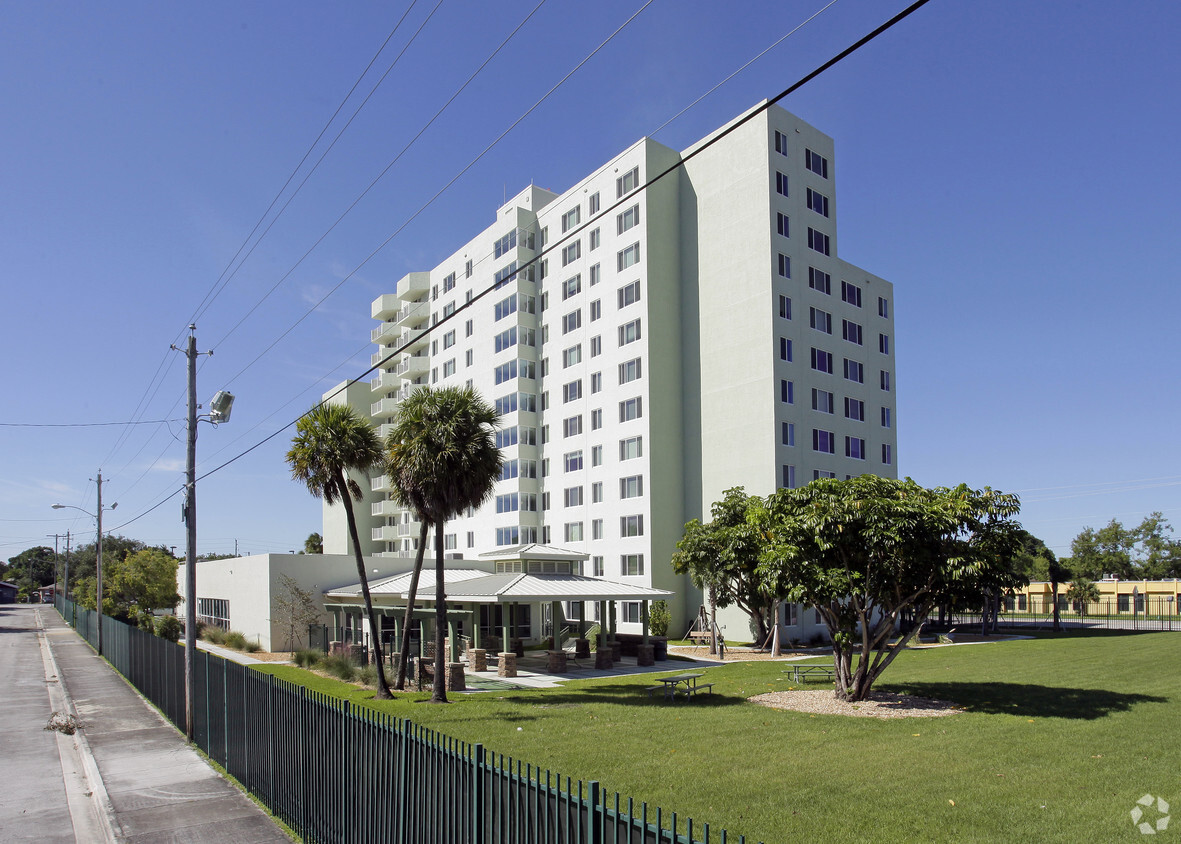 Foto del edificio - Mildred and Claude Pepper Towers