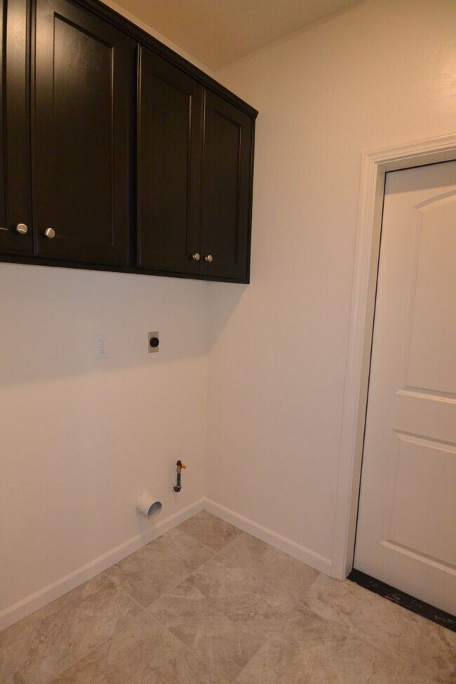 Foto del edificio - 3 bedroom 2 bathroom in Ashton Park gated community NW Visalia!