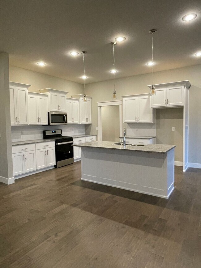 Building Photo - Gorgeous 4Bedroom House, on spacious 2 acres