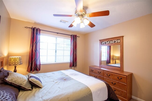 Foto del edificio - 7911 Hidden Oaks Ln