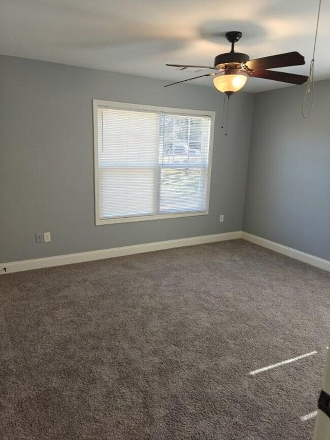Foto del edificio - Beautiful Three Bedroom, Two Bathroom Sing...