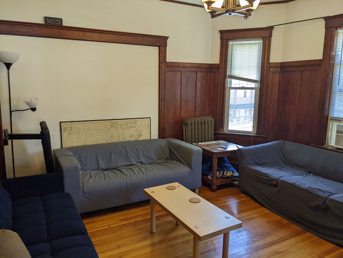 Foto principal - 562 Main St