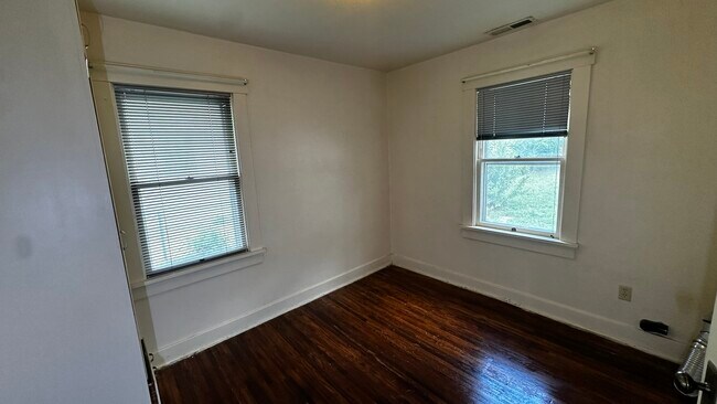 Foto del edificio - 910 E 3rd Ave