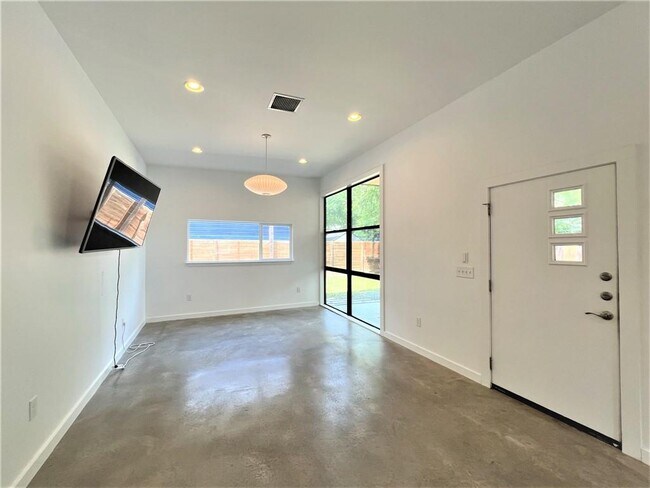 Foto del edificio - 2103 E 14th St