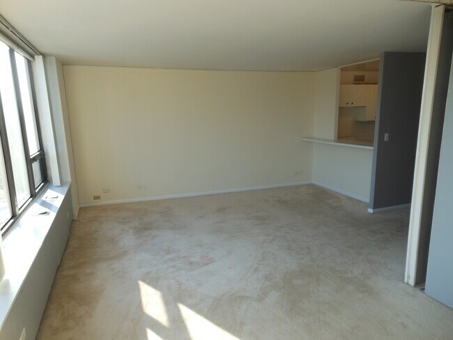 Building Photo - 3930 N Pine Grove Ave