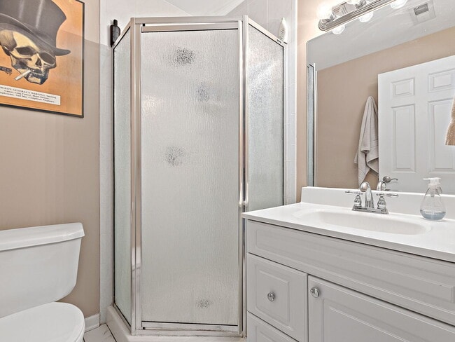 Foto del edificio - "Spacious 2-Bed, 2-Bath Gem in Chicago's Heart – 1200 Sq. Ft. of Modern Living!"