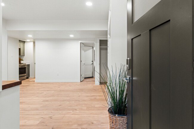 Building Photo - 3056 N Bar H Rd