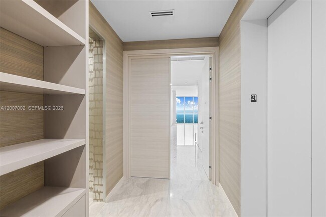 Foto del edificio - 100 South Pointe Dr