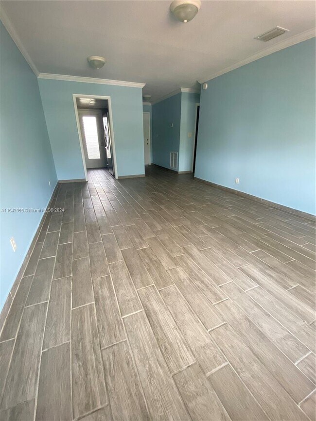 Building Photo - 1480 E Sample Rd