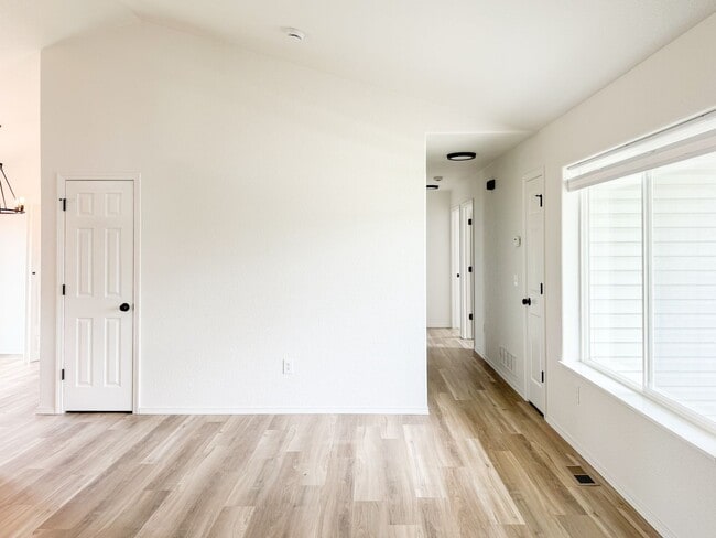 Building Photo - 3 Bed - 2 Bath - Fenced Yard