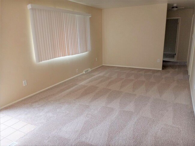 Foto del edificio - 5 Bed 2 Bath off N.Academy/Constitution