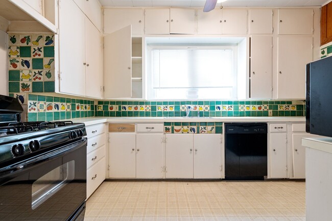 Building Photo - UT PRE-LEASE: 4 bed / 2 bath North Campus ...