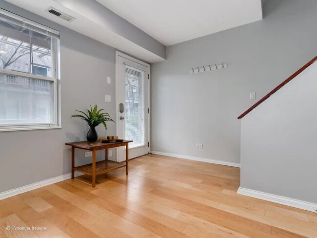 Building Photo - 1540 N Greenview Ave