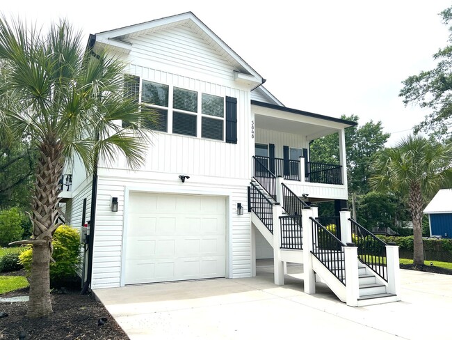 Building Photo - Stunning 3 Bedroom, 2.5 Bath Home off the ...