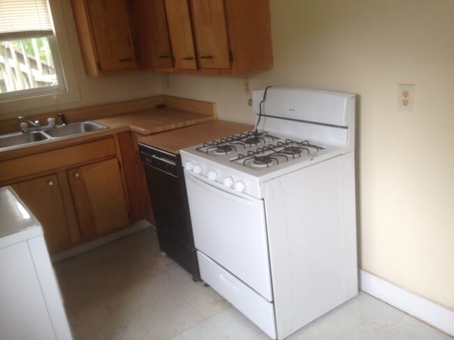 kitchen - 602 Wilkes Blvd