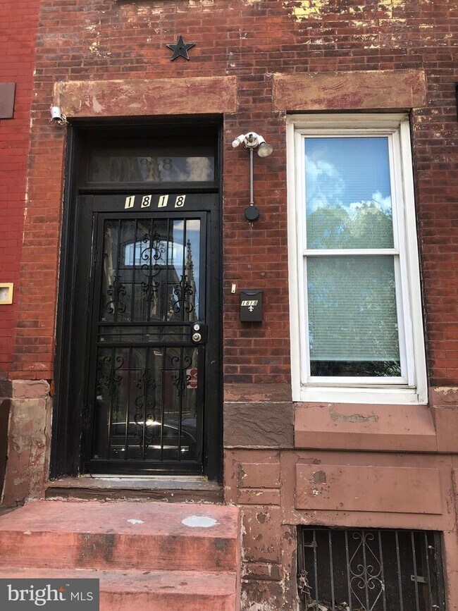 Building Photo - 1818 W Diamond St