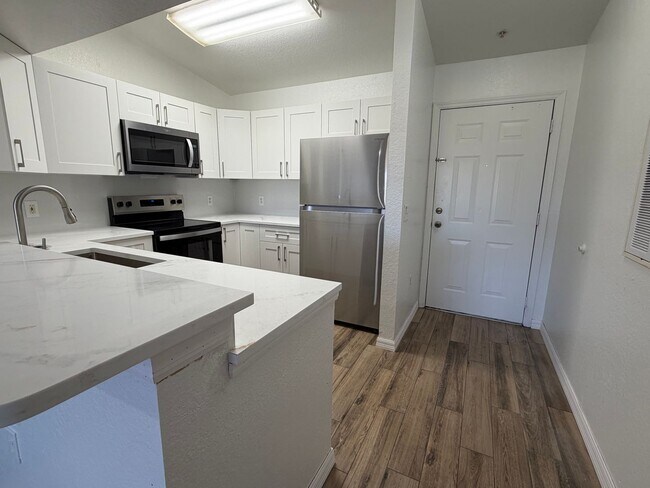 Foto del edificio - ANNUAL RENTAL - KEY ROYAL CONDO -THIRD FLOOR- 2 BED-1 BATH