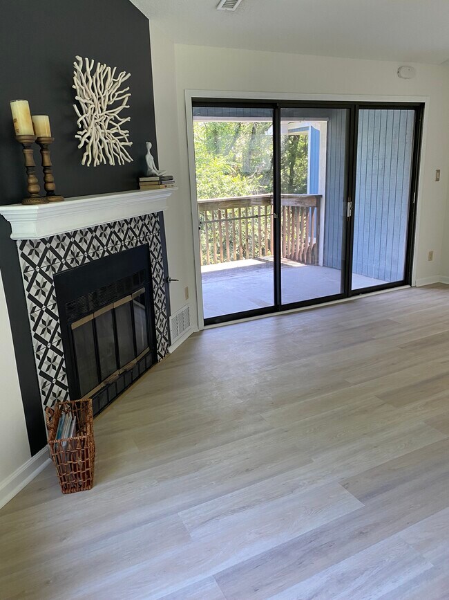 Foto del edificio - 8153 Holmes Rd