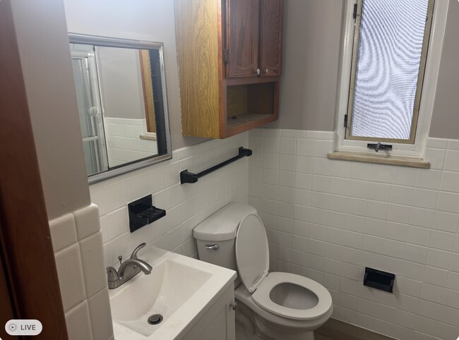 Baño actualizado. - 3340 W 210th St