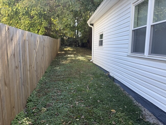 Building Photo - 538 University Ave