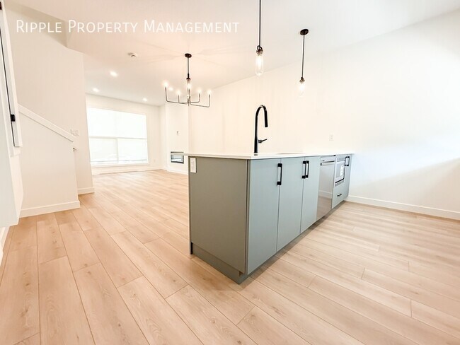 Photo du bâtiment - Modern 2 Beds, 2.5 Baths Main Floor/ Upper...