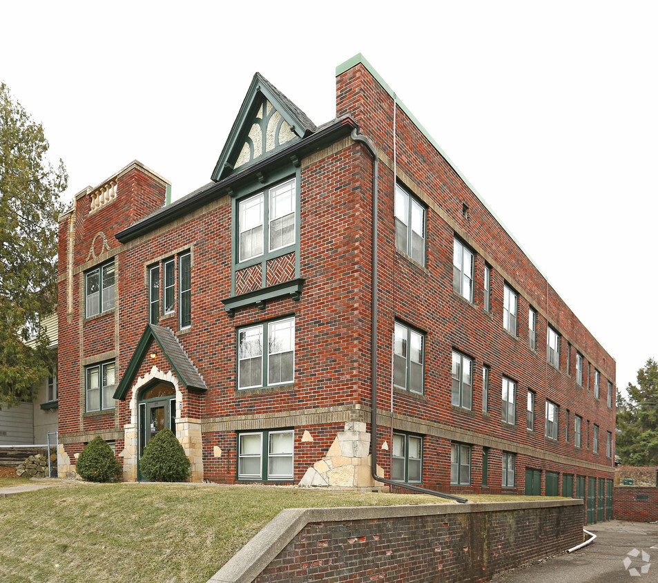 Primary Photo - Grand Avenue Apartments