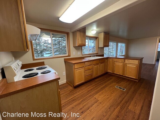 Foto del edificio - 2 br, 1.5 bath House - 351 W Lake View 5&6...