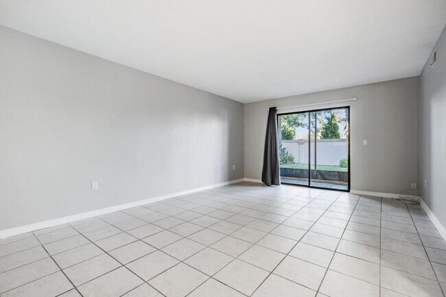 Foto del edificio - 9807 Lombard Court, Unit 107