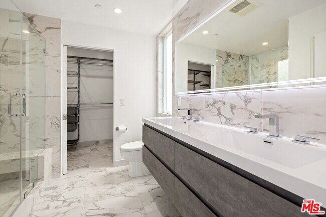 Building Photo - 1228 N Sycamore Ave