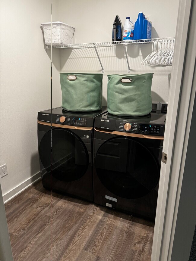 Foto del edificio - 5889 Tyndall Pl