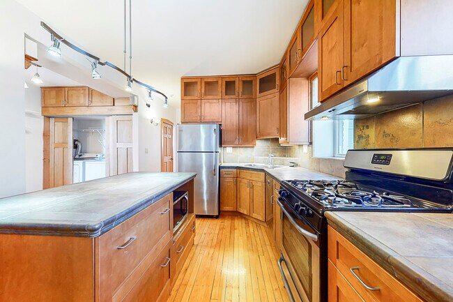 Foto del edificio - 3843 W Addison St