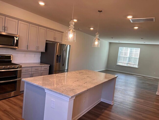 Foto del edificio - Room in 4 Bedroom Townhome at Lawyers Rd