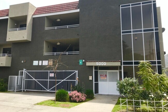 Building Photo - 5000 Echo St