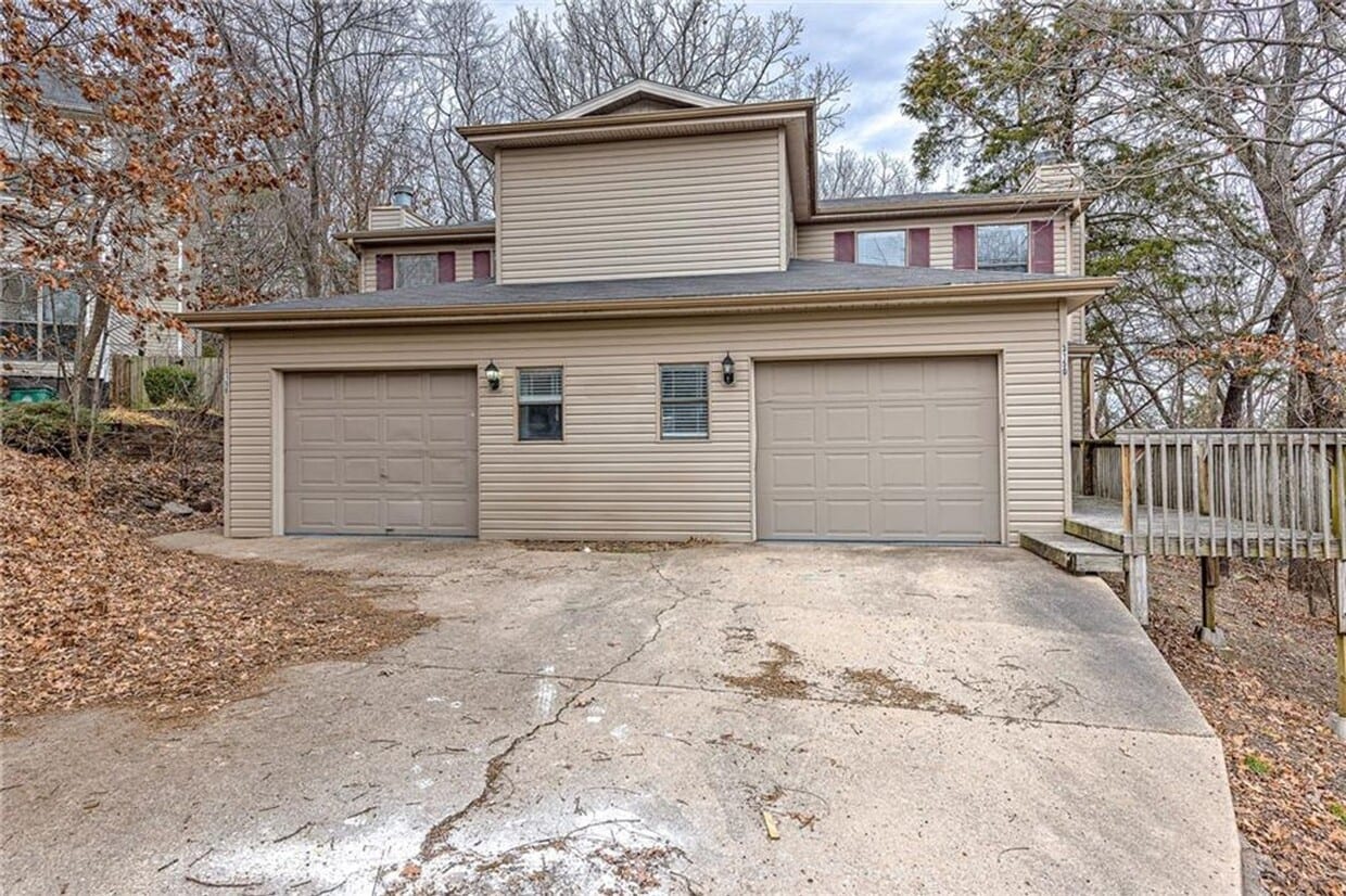 Updated 2 Bed 2 Bath Townhome located in East Fayetteville. Pool access included! - Updated 2 Bed 2 Bath Townhome located in East Fayetteville. Pool access included!