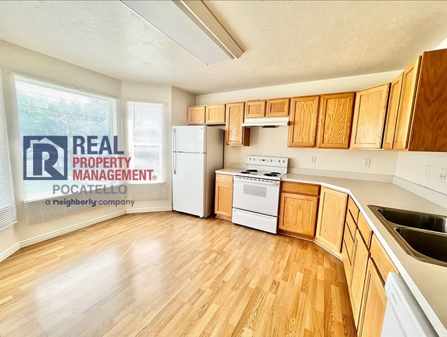 Building Photo - 4 Bedroom 1.5 Bath Townhome
