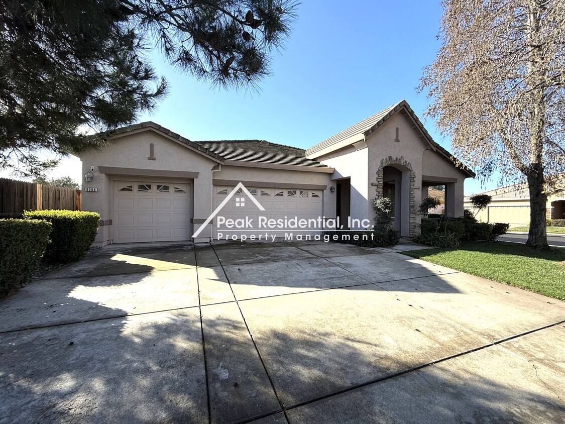 Foto principal - Spacious 4bd/2ba Elk Grove Home with 3-Car...