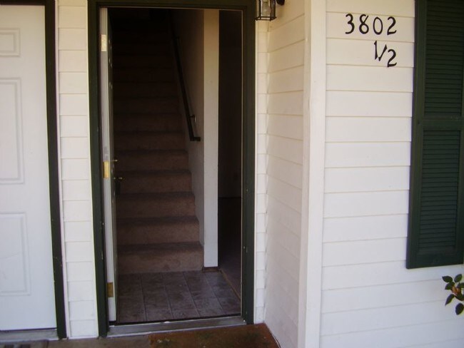 Foto del edificio - 2 Bedroom Two Story Duplex!