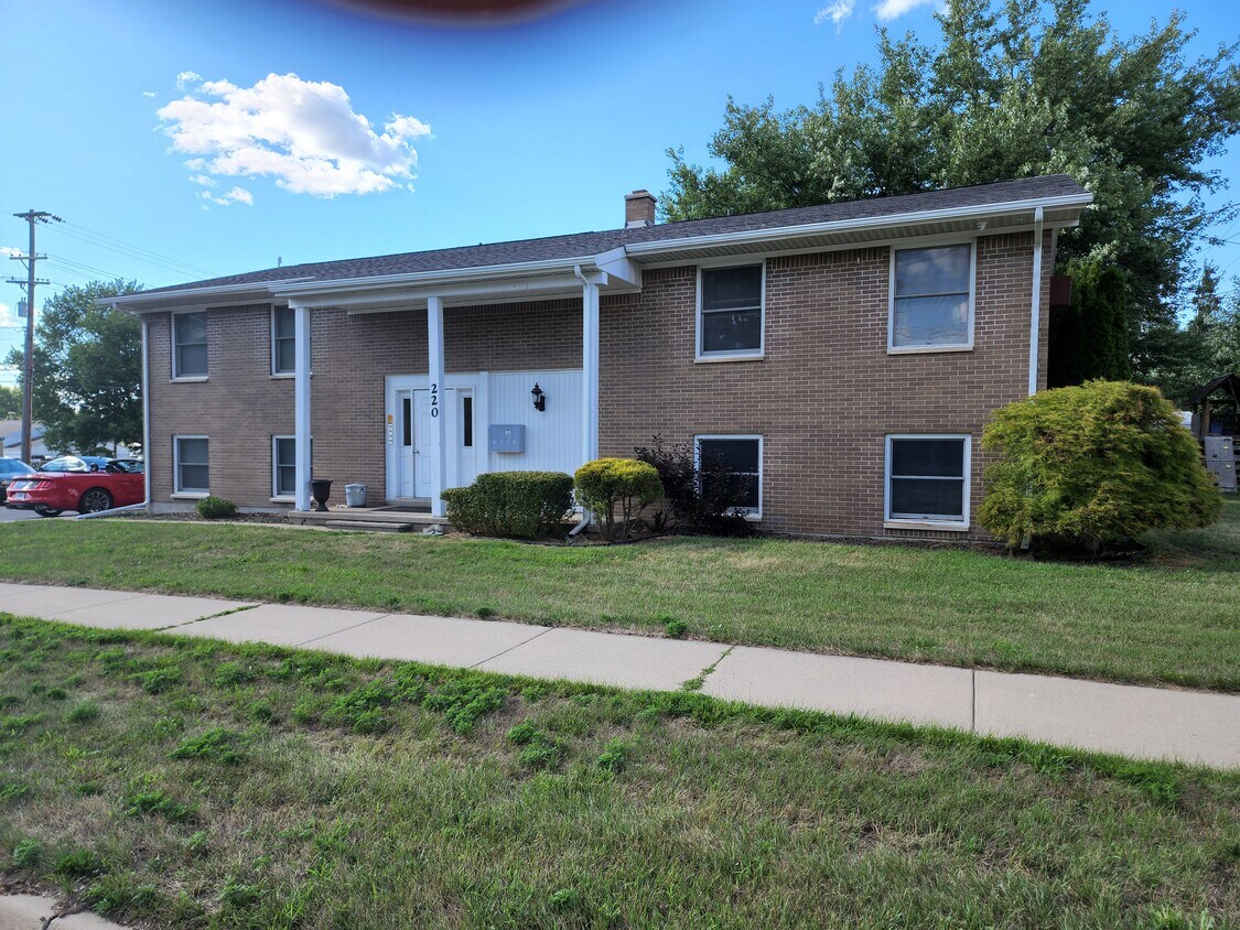 Vista frontal/de calle - 220 W Frank St