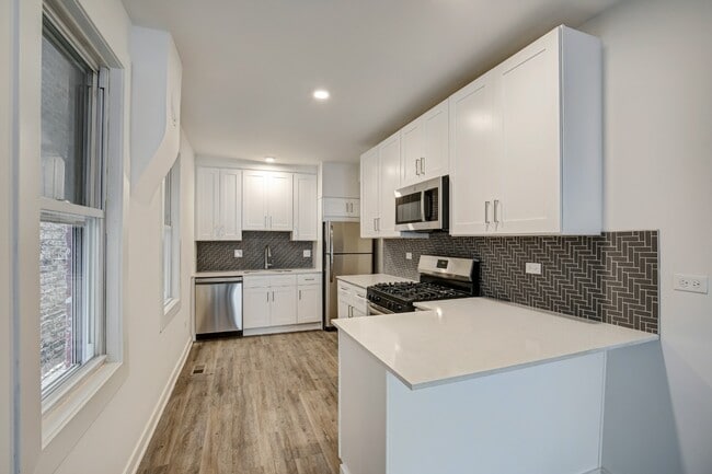 Building Photo - Gorgeous, Renovated 1/1bth Wicker Park, Avail 7/1